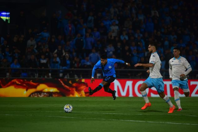 Belgrano ante Racing en el Gigante de Alberdi.