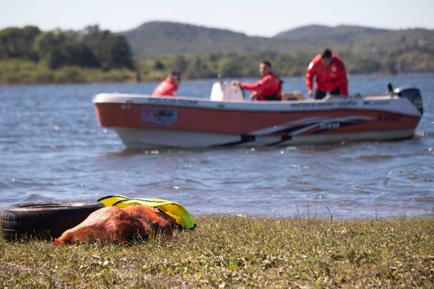 Buzos voluntarios limpian la costa del lago de Embalse, sobre Villa del Dique.  Fue el cuarto operativo "Fondo Limpio" en Córdoba. 