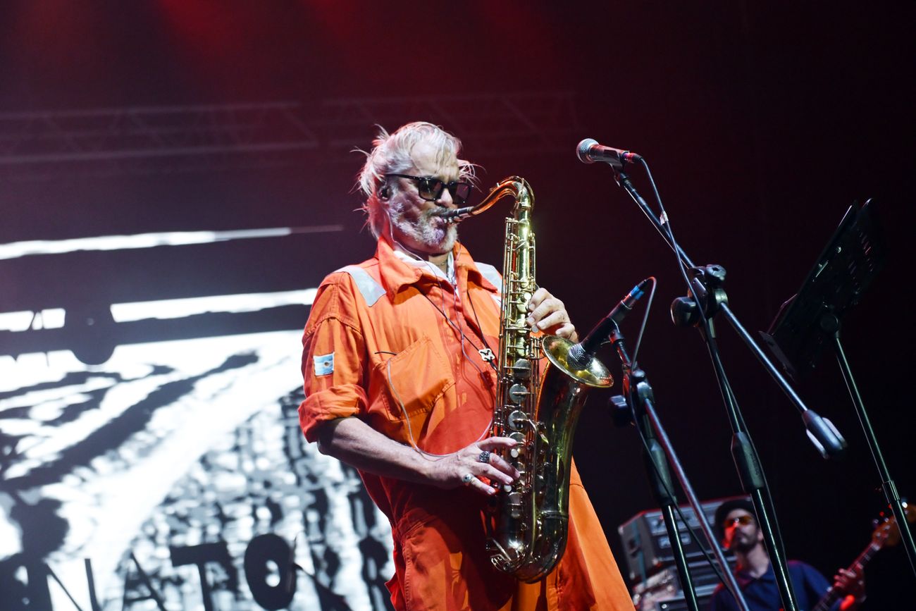 Pétalos de Sol cumplió 30 años y lo festejó en la Plaza de la Música: lluvia de héroes