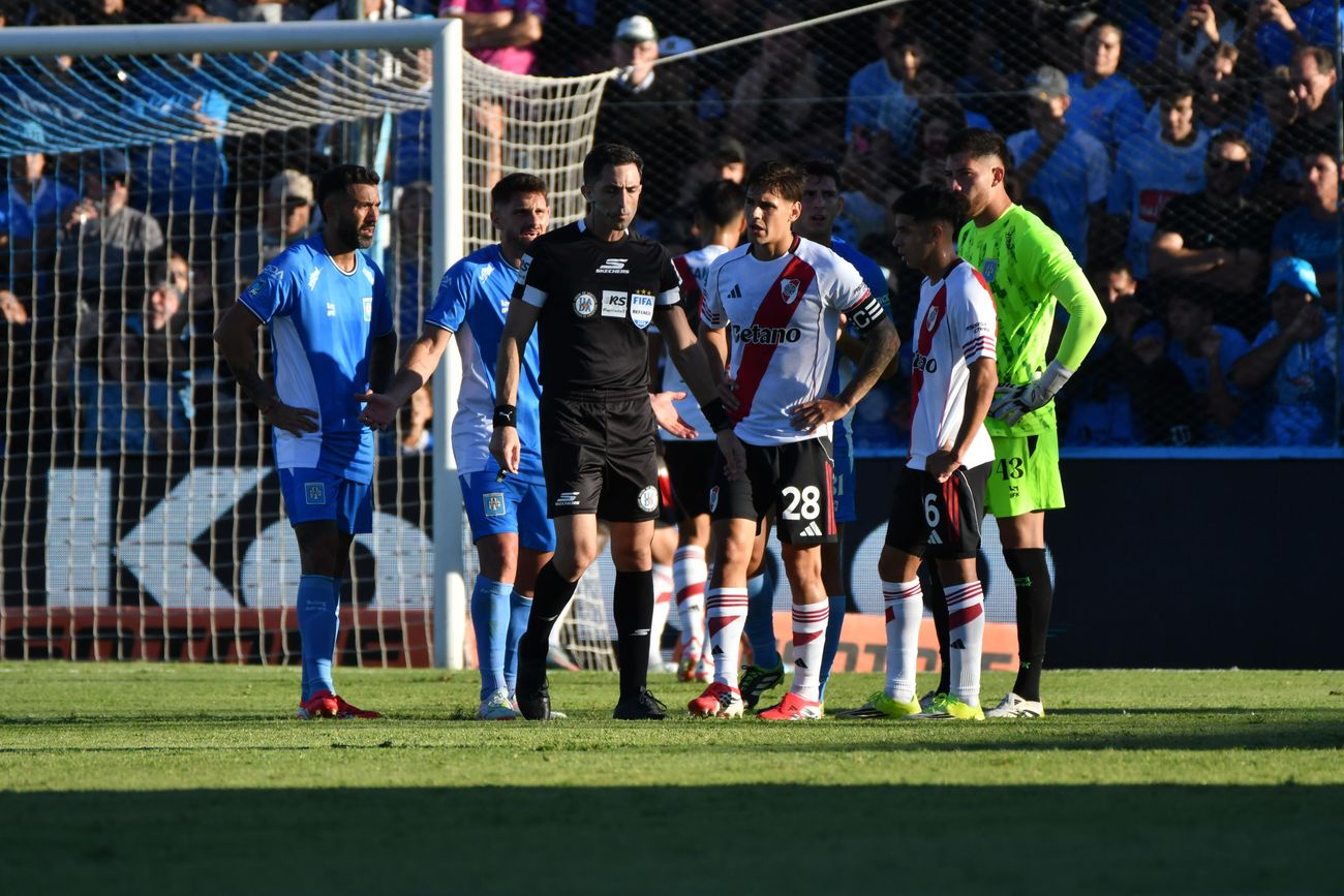 Estudiantes y River se enfrentaron en Río Cuarto en el marco de la fecha 12 de la Zona B del Torneo Apertura de la Liga Profesional 2026. 