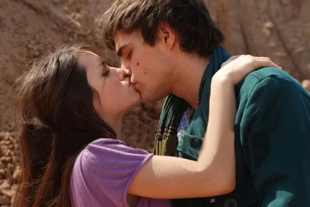 Unos jóvenes Lali y Peter en una escena de Casi Ángeles.