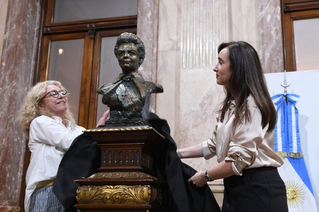 Victoria Villarruel inauguró el busto de Isabel Martínez de Perón en el Senado. 