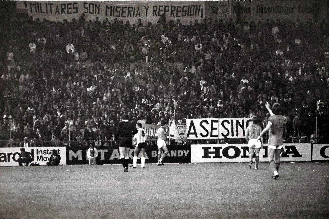 En mayo de 1979, la selección se presentó en Suiza ante Holanda y en las tribunas se lucieron carteles contrarios a la dictadura.