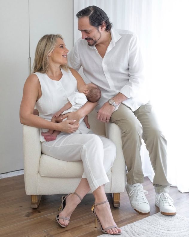 Rocío Marengo y Eduardo Fort, junto a su hijo Isidro, festejando 12 años de relación.