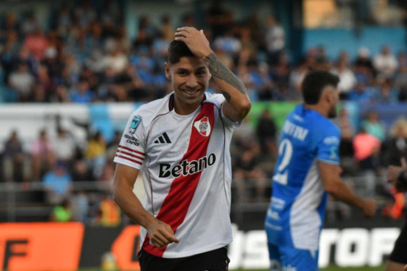 River le ganó 2-0 a Estudiantes, en Rpio Cuarto, por el Torneo Apertura. Goles de Montiel y Salas. 
