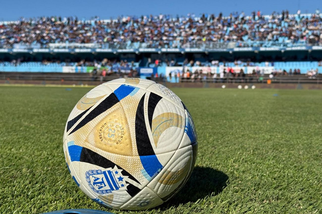 Previa de Estudiantes de Río Cuarto ante River por el Torneo Apertura 2026. La pelota del fútbol argentino. 