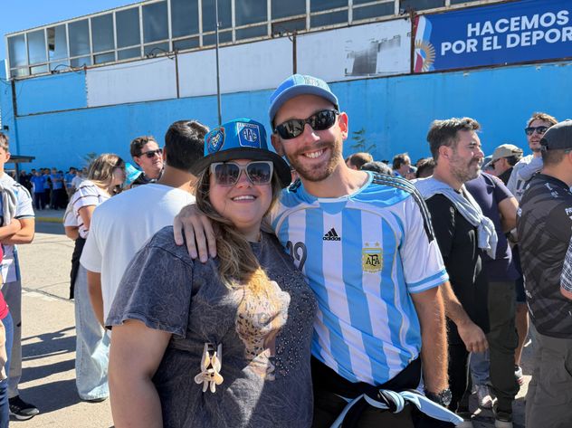 Hinchas de Estudiantes en la previa del partido con River.