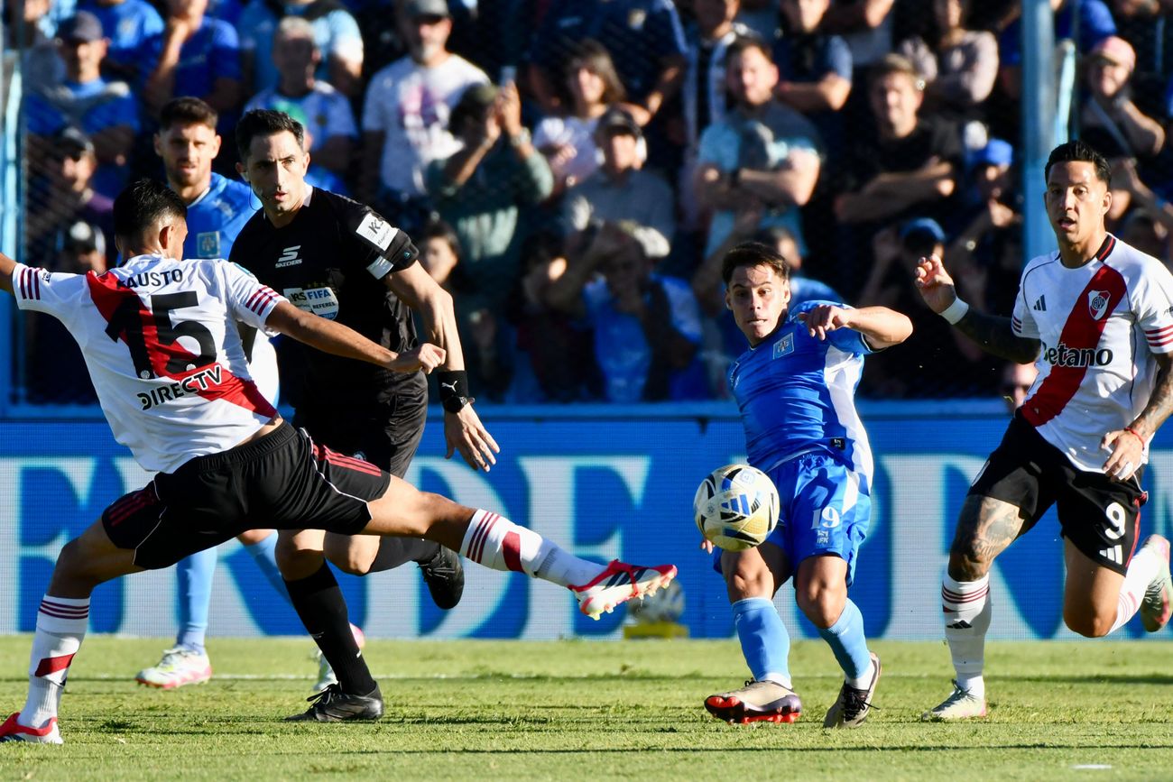 Estudiantes y River se enfrentaron en Río Cuarto en el marco de la fecha 12 de la Zona B del Torneo Apertura de la Liga Profesional 2026. "El León" mantuvo a raya a River hasta que concedió un penal. Cayó 2 a 0.