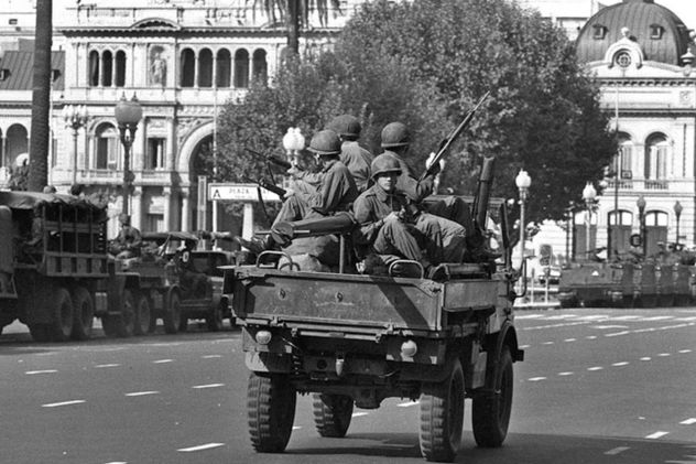 Tropas del Ejército argentino patrullan las calles de Buenos Aires luego del golpe militar encabezado por el general Jorge Rafael Videla, el 24 de marzo de 1976. 