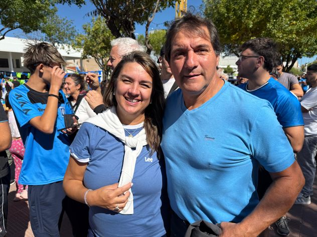 Río Cuarto de fiesta: hinchas del León en la previa del partido con River. 