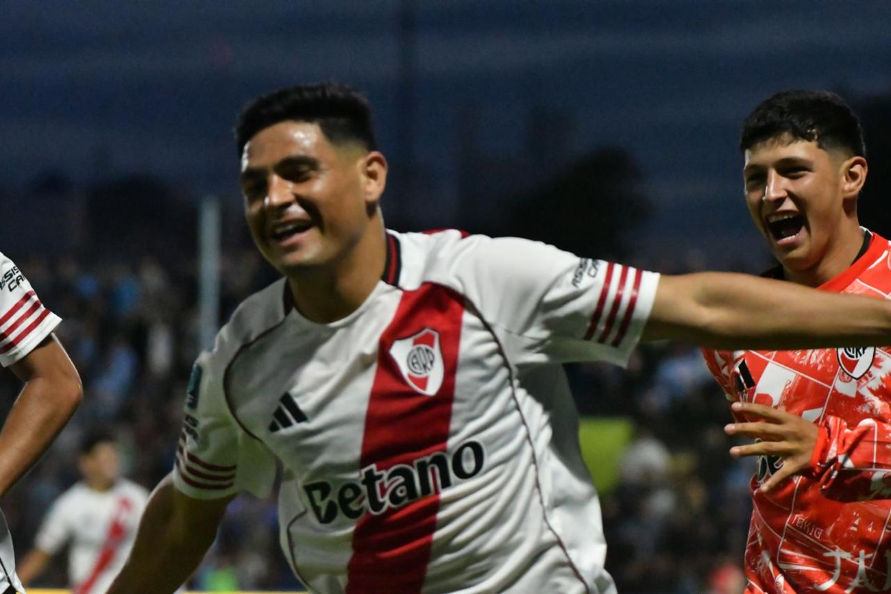 Gol de Salas, de River, ante Estudiantes en Río Cuarto. 