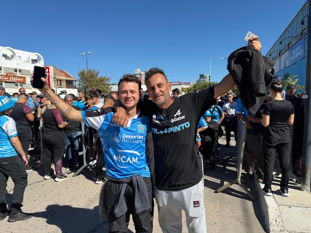 Río Cuarto de fiesta: hinchas del León en la previa del partido con River. 