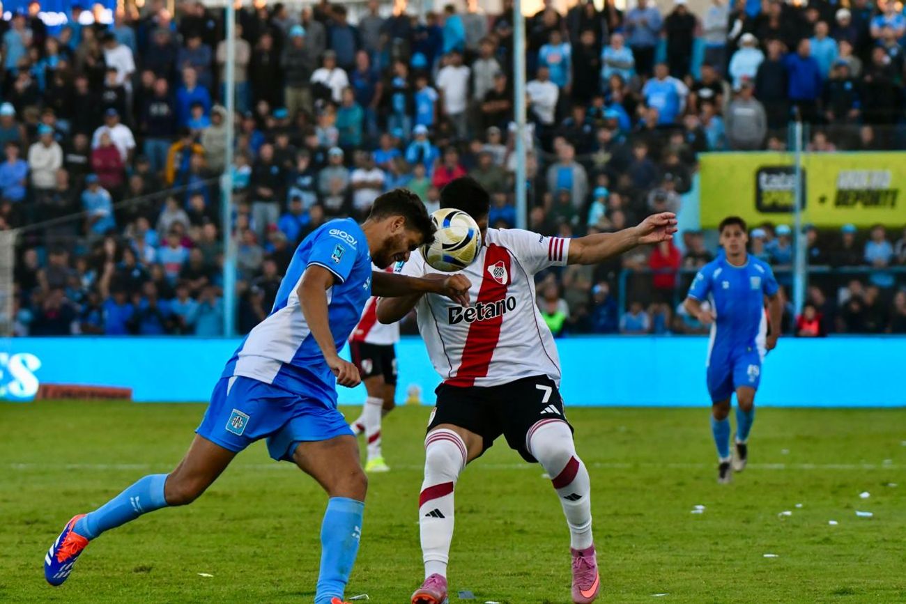 Estudiantes de Río Cuarto, sigue perdiendo. Mejoró pero terminó cayendo con River por los goles de Montiel y Salas. 