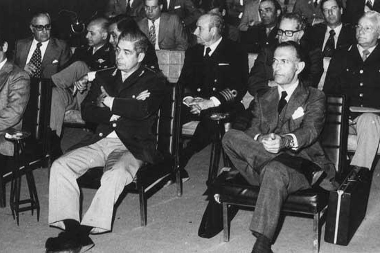 Luciano Benjamín Menéndez y José Alfredo Martínez de Hoz, ministro de Economía durante la dictadura.