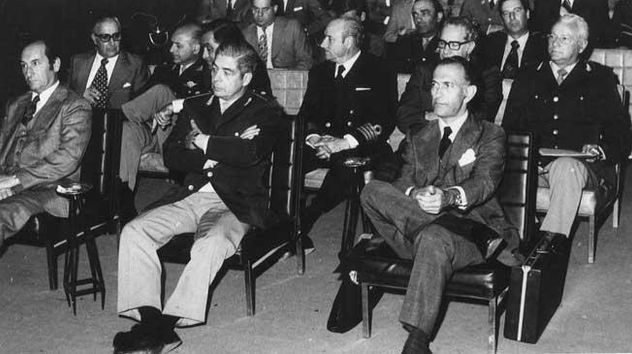 José Alfredo Martínez de Hoz, ministro de Economía durante la dictadura, junto a Luciano Benjamín Menéndez.