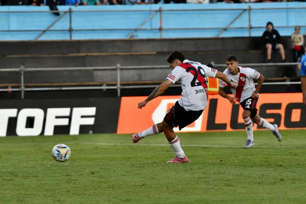 River le ganó 2-0 a Estudiantes, en Rpio Cuarto, por el Torneo Apertura. Goles de Montiel y Salas.