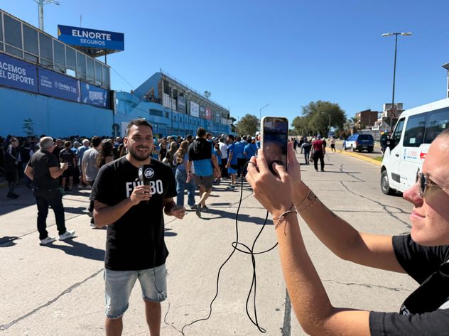 Río Cuarto de fiesta: hinchas del León en la previa del partido con River. 