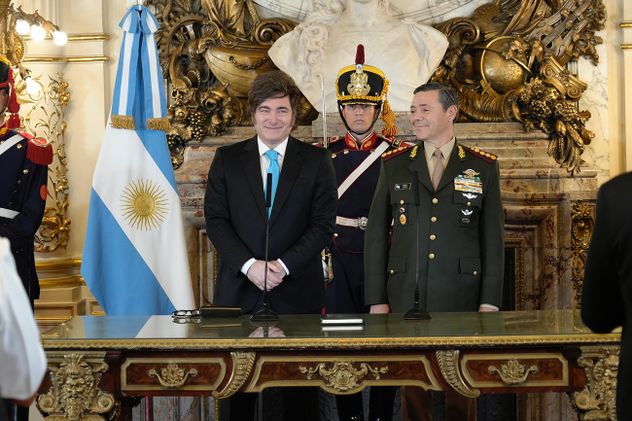 El Presidente Javier Milei tomó juramento al nuevo ministro de Defensa, Carlos Alberto Presti, en el Salón Blanco de la Casa Rosada. 
