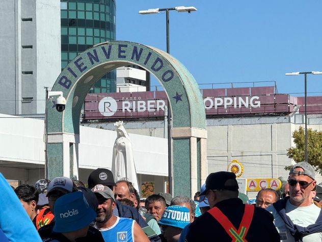Río Cuarto de fiesta: hinchas del León en la previa del partido con River. 