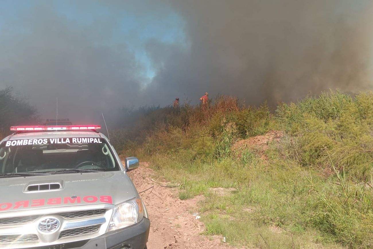 Incendio en un depósito de ramas en Villa Rumipal. 