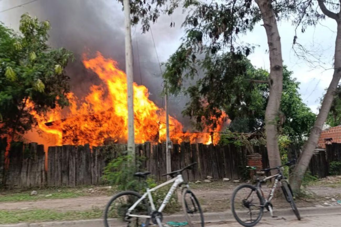 Jujuy: tiró un cigarrillo y provocó un incendio que destruyó por completo una vivienda

