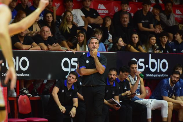 Martín González., entrenador de Independiente de Oliva, que por primera vez en cuatro temporadas se aseguró un lugar en los playoffs de la Liga Nacional.
