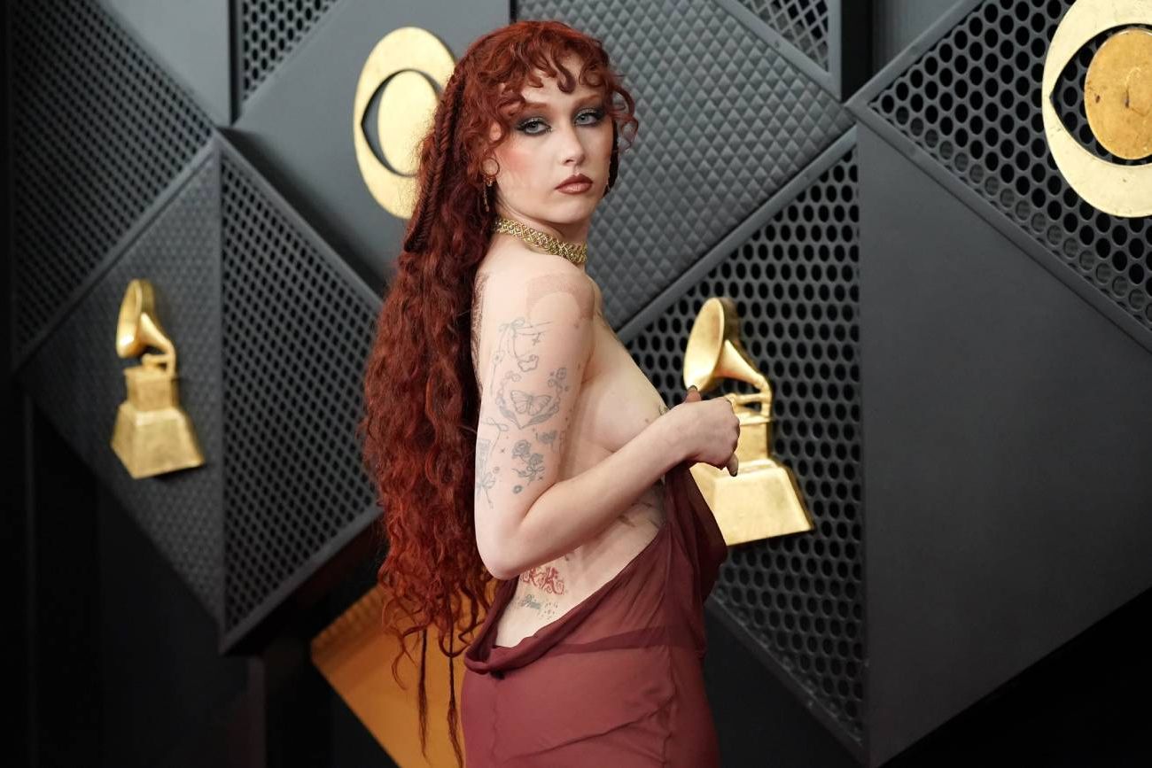 Chappell Roan, en la última edición de los Grammy y con la estatuilla a mejor nuevo artista. (AP)