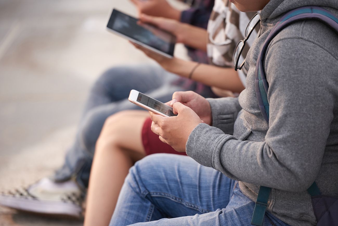 Más de la mitad de los adolescentes pasa cuatro horas o más por día frente a pantallas.