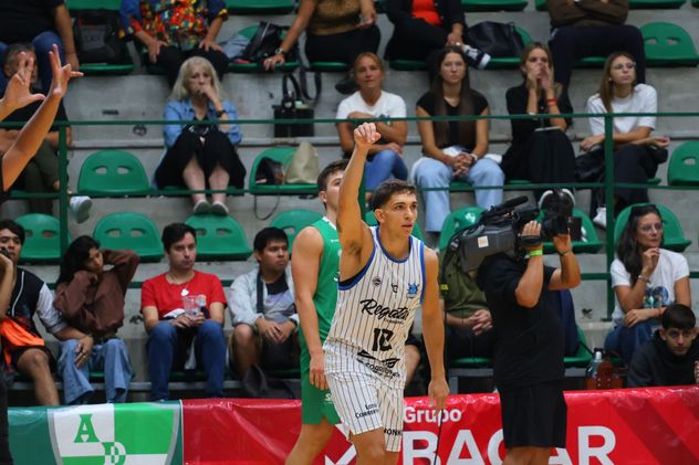 En su último partido de local, Atenas perdió con Regatas Corrientes.