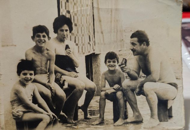 Oscar Omar Reyes junto a su esposa y 3 de sus hijos