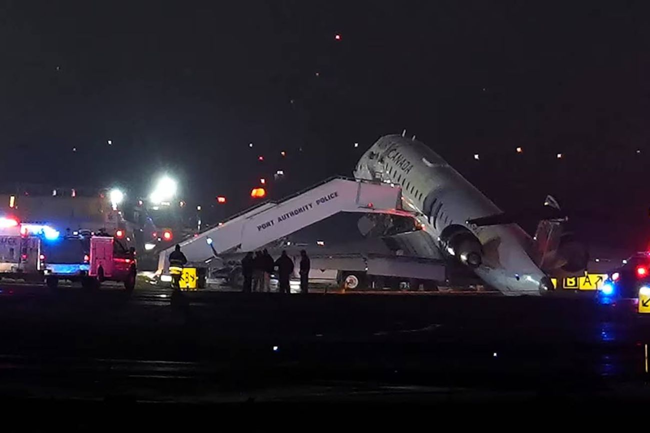Un avión de Air Canadá chocó contra un camión de bomberos, hay dos personas fallecidas. 