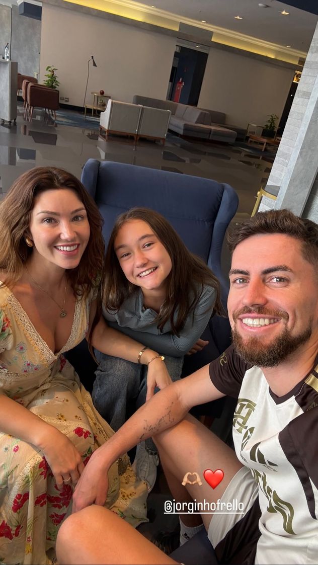 Jorginho, junto a su mujer y su hijastra, con el incidente aparentemente superado. (Instagram @jorginhofrello)