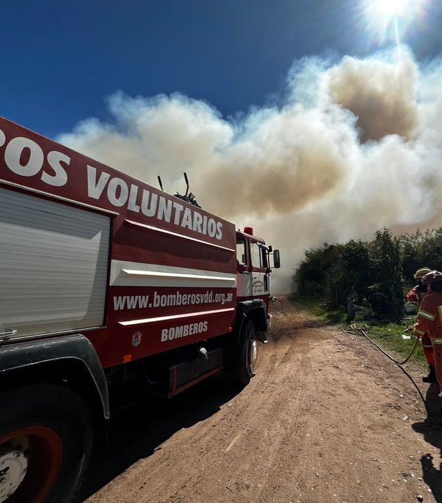 Incendio en un depósito de ramas en Villa Rumipal.