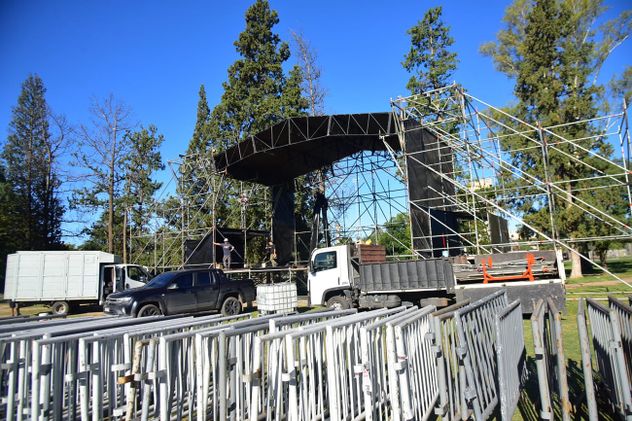 El escenario que se comenzó a levantar ayer en las inmediaciones de los tribunales federales de Córdoba. Allí se realizará hoy el acto central en la ciudad de Córdoba. (Javier Ferreyra)