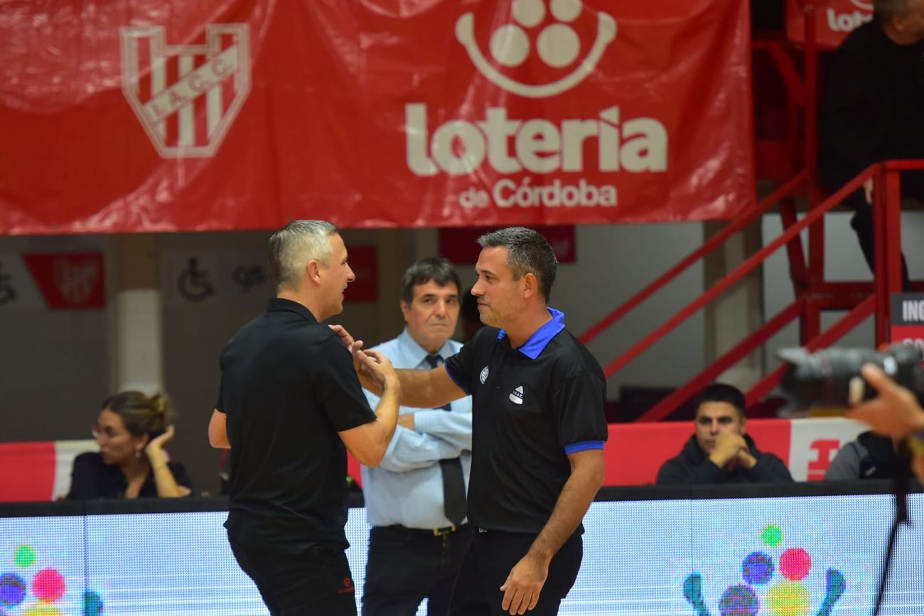 Los González. Sebastián, con Instituto, y Martín, con Independiente. Los hermanos entrenadores se enfrentaron el lunes en el Sandrín con sus equipos como protagonistas. (Javier Ferreyra / La Voz)