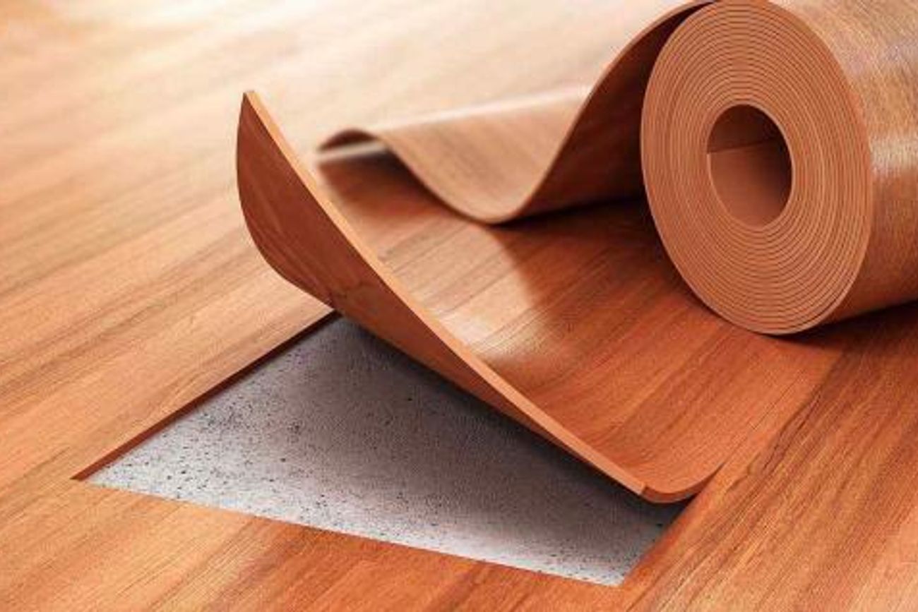 MATERIAL. Además de sus usos en la industria de los alimentos, de bebidas y automotriz, el plástico también se usa en la construcción.