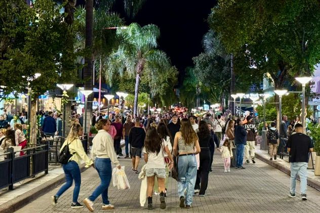 Durante el fin de semana extra largo anterior, de marzo, la peatonal de Carlos Paz mostró buen movimiento nocturno. Para Semana Santa, esperan más. 