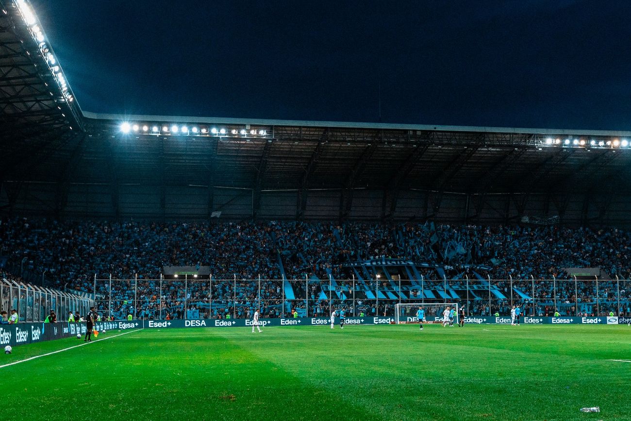 La hinchada de Belgrano en el estadio La Pedrera, de Villa Mercedes, en San Luis. 