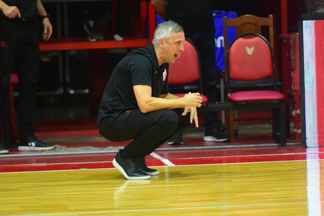 Sebastián González, el entrenador de Instituto que recupera terreno en la Liga Nacional.