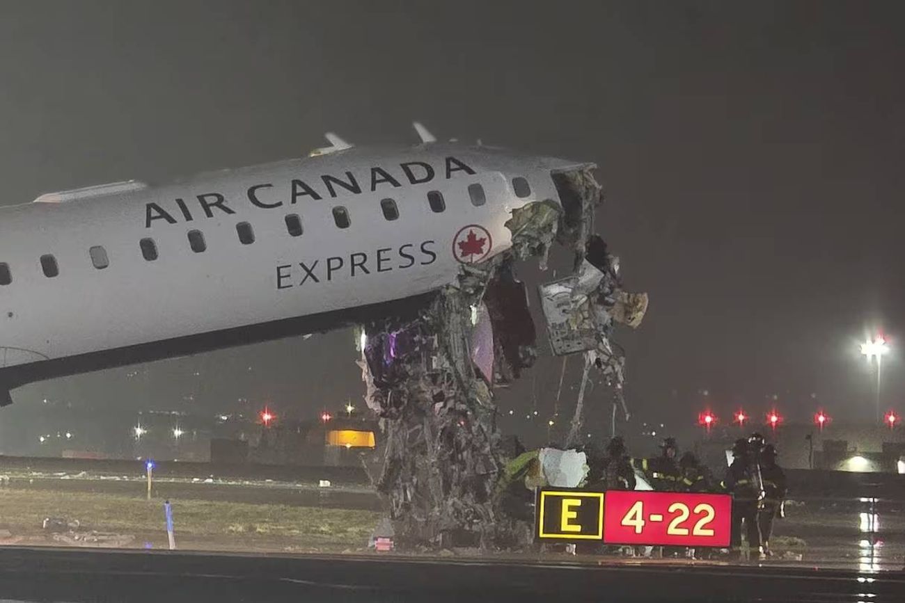 Un avión de Air Canadá chocó contra un camión de bomberos, hay dos personas fallecidas. 