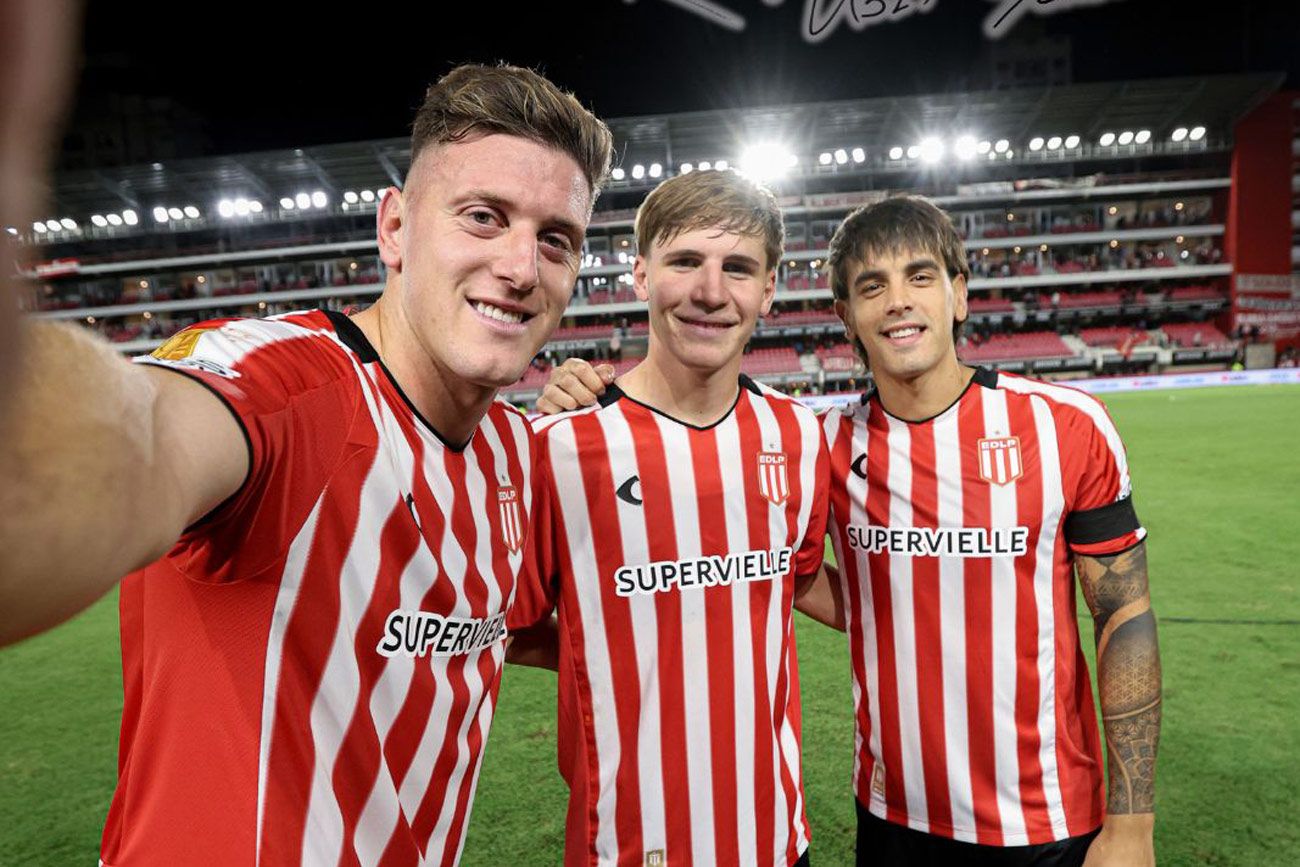 Adolfo Gaich se saca la selfie con los otros goleadores de Estudiantes de La Plata. 