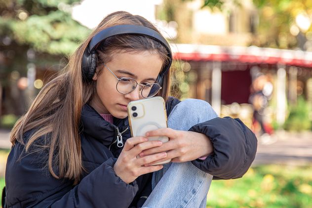 Más de la mitad de los adolescentes pasa cuatro horas o más por día frente a pantallas.