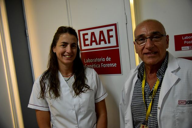 Antropólogos forenses del EAAF que trabajaron en la identificación de los 12 desaparecidos con su director, Carlos Vullo.