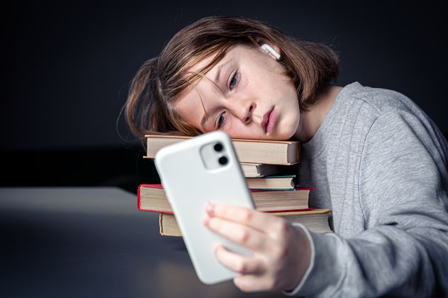 Más de la mitad de los adolescentes pasa cuatro horas o más por día frente a pantallas.