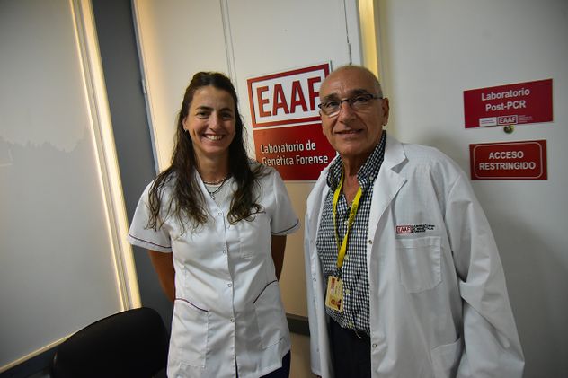 Antropólogos forenses del EAAF que trabajaron en la identificación de los 12 desaparecidos. El laboratorio es dirigido por Carlos Vullo.