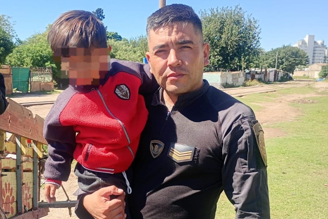  Un policía salvó a un niño de ser atropellado por un tren en Córdoba