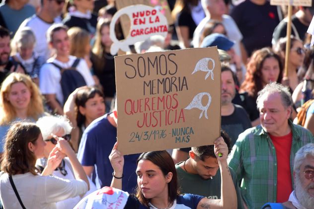 Más allá de los cánticos contra el presidente Javier Milei, la emoción fue el común denominador entre los miles de manifestantes cordobeses. (Javier Ferreyra)