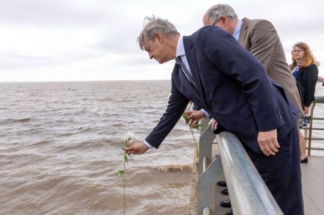 Embajadores de la Unión Europea homenajearon a las víctimas de la dictadura en el Parque de la Memoria