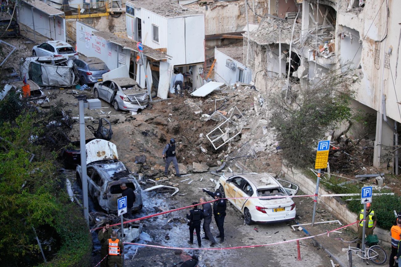 Rescatistas trabajan en el lugar donde impactó un misil iraní (Ohad Zwigenberg/AP).
