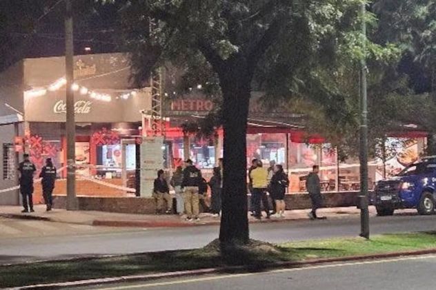 Balearon a un jefe policial por la espalda en Córdoba